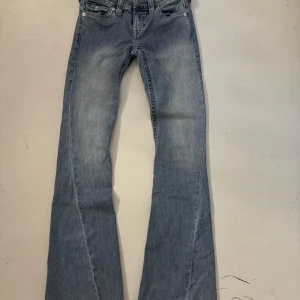 True religion jeans - Säljer mina true religion jeans i modellen joey. Storlek 25. Långa på mig som är 160, därav lite hål längst ner på byxorna. Skriv för fler bilder