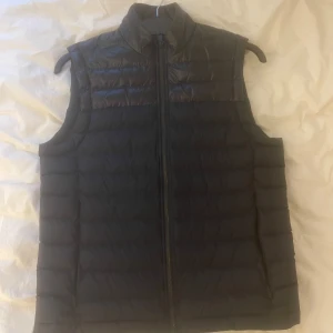 J Lindeberg Väst - Tja, säljer min J Lindeberg väst i storlek S. Den är i väldigt bra skick. 9/10. Hör av er vid funderingar. Nypris 2000+. Säljs ej längre därmed sällsynt.