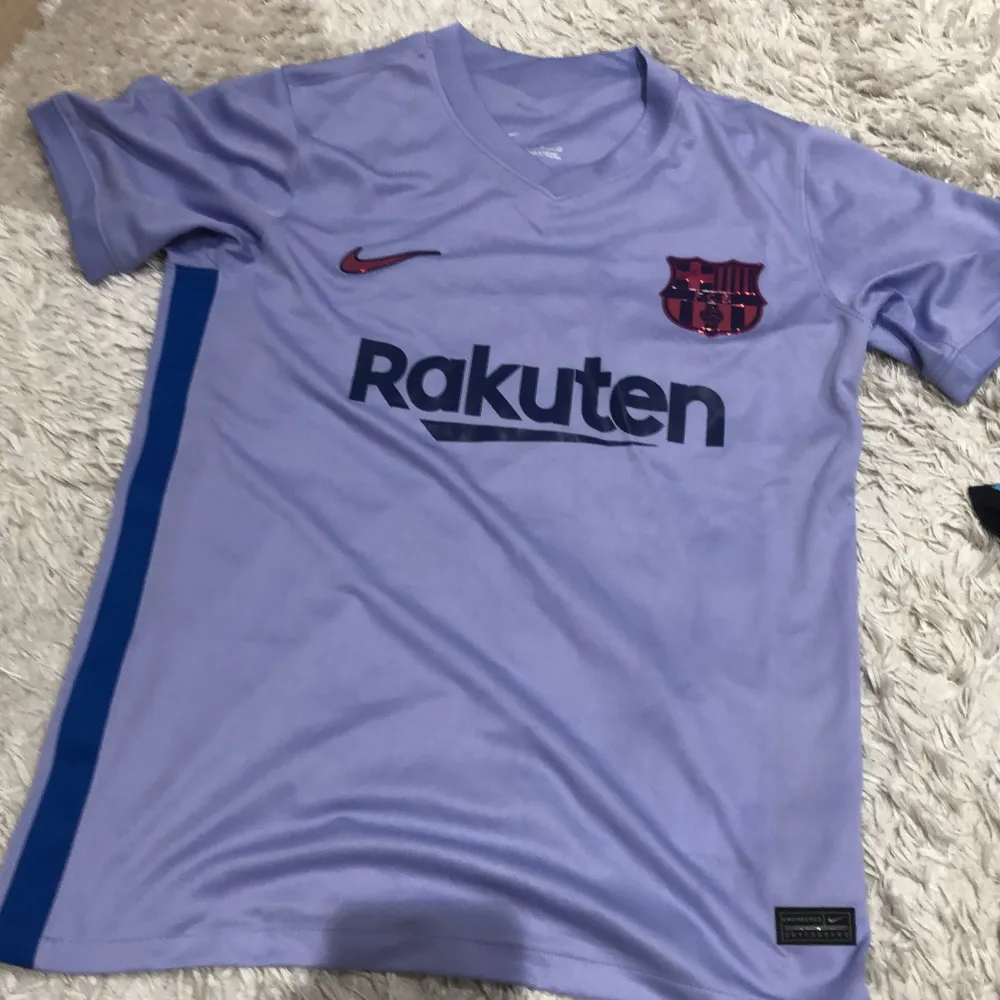 Barcelona tröja storlek s pris 300kr. T-shirts.