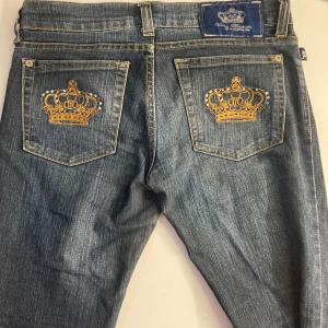 Victoria Beckham Jeans  - Victoria Beckham Bootcutjeans, dem är för små på mig så ser därför  lite konstigt ut. Endast andvänd ett fåtalgånger så inga defekter. Har dock haft lite problem med dragtjedjan men tror det är för att dem e för små på mig. Priset går att diskutera💞