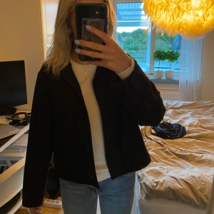 svart tunn kappa - en tunn svart kappa som är perfekt till hösten!! köpt i någon butik i Stockholm som jag glömt namnet på