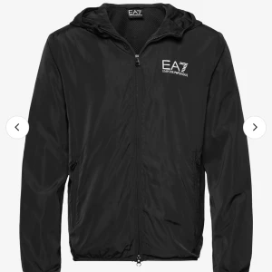 Armani jacka  - Armani vind jacka i storlek M-L, litet hål längre ned på jackan bredvid dragkedjan (ses på bild 3) i övrigt fint skick 