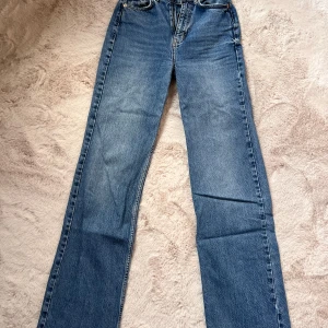 Raka byxor - Långa raka byxor från Pull & bear. Storlek 32, passet XS. Långa ben (långa för mig som är 173). 