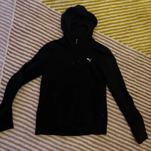 Puma hoodie - Svart puma hoodie med dragkedja 