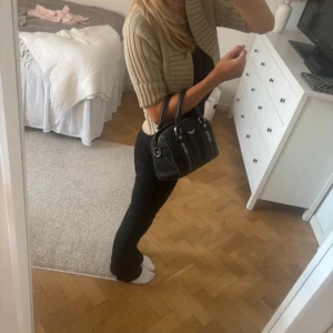 Beige bolero - Säljer denna fina boleron som är inprincip i nyskick, endast använd en gång. Skriv för frågor💕💕