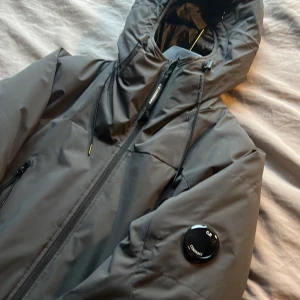Cp company jacka  - En snygg i varm jacka perfekt till vintern sick:9 av10 