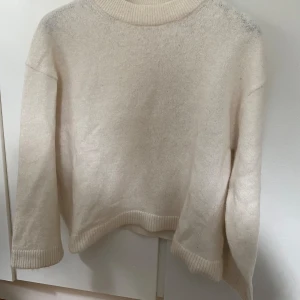 Vit stickad tröja - Vit stickad tröja ifrån hm. Supersnygg och jättebra skick!