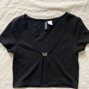Söt Topp - Super söt topp ifrån H&M Divided. Aldrig använd då den var för liten för mig, alltså i nyskick.  Skulle säga att toppen är liten i storleken så skulle även passa en XXS.