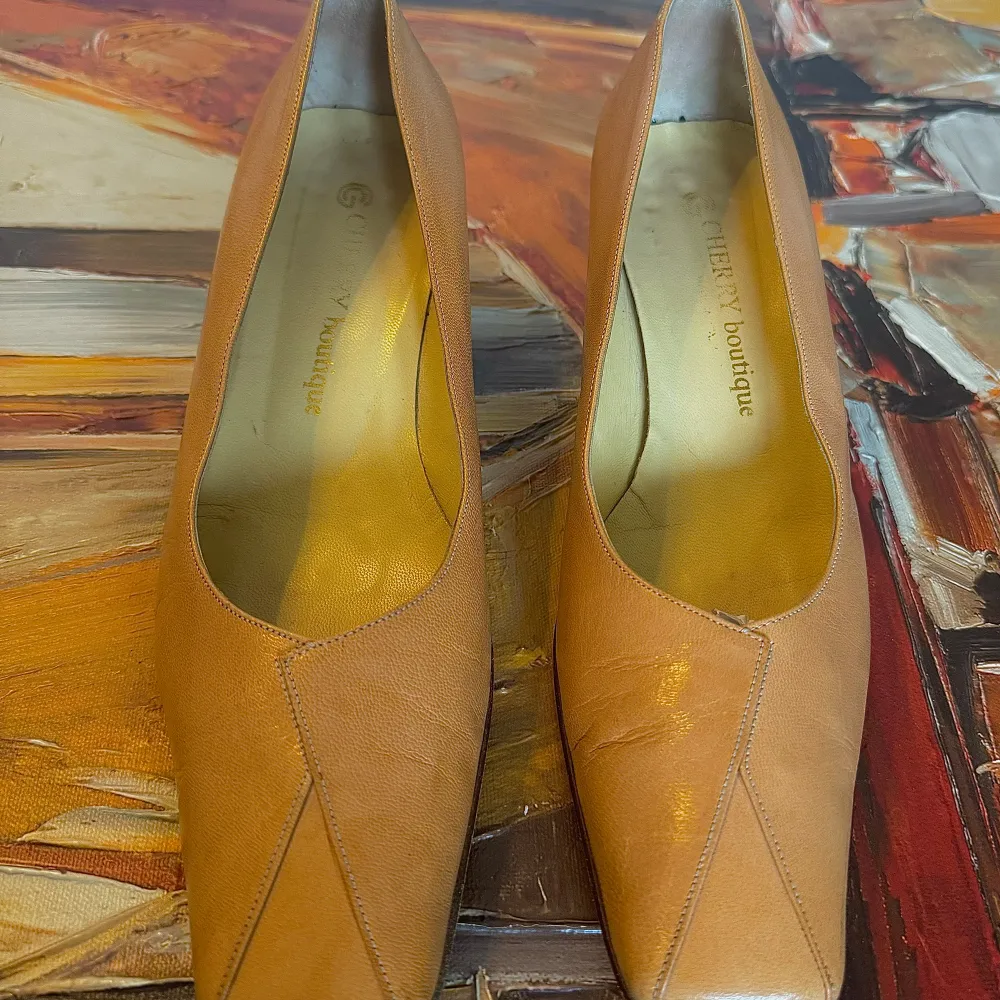 Säljer ett par eleganta beige pumps i skinn med en bekväm blockklack. De har en spetsig tå och är perfekta för både vardag och fest. Skorna är i bra skick och redo för nya äventyr!. Kengät.