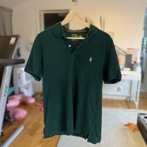 Ralph Lauren Pikee - Hej, jag är intresserad att sälja min fina Ralph Lauren Pikee. Skicket på produkten är bra, använd flera  gånger. Nypris: 1495kr