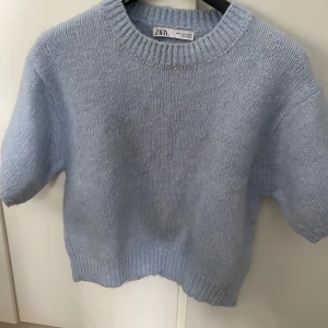 Stickad t-shirt - Stickad t-shirt från zara som inte säljs längre. Super fin färg och knappt använd. 