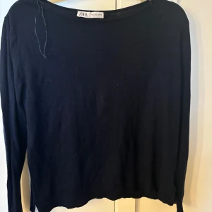 Stickad tröja - Säljer min blåa stickade tröja från zara, säljs ej längre!  Sparsamt använd och jätte snygg nu till hösten💕