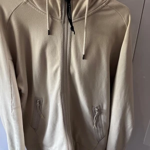 C.P. Company  - Full zip hoodie Köppt på Harrys Borås Nypris 2800kr Mycket bra skick