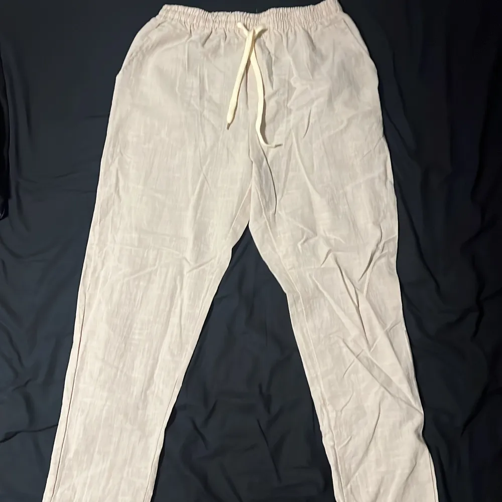 Beige linne byxa, lite mer åt den slima stilen och inte så baggy, storleken är m och de är helt oanvänd . Jeans & Byxor.