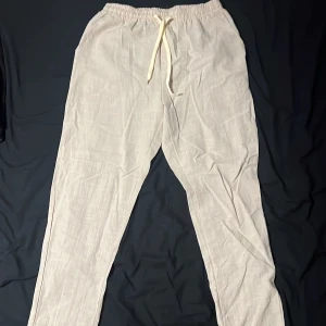 Linnebyxor - Beige linne byxa, lite mer åt den slima stilen och inte så baggy, storleken är m och de är helt oanvänd 