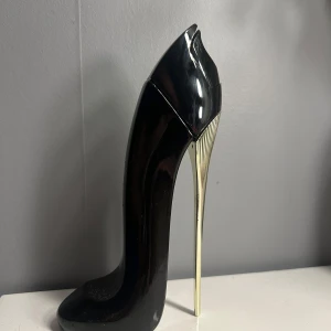 Carolina herrera parfym good girl  - Carolina herrera good girl parfym ca 90-95% kvar, säljer då den inte passar mig i doften och har redan massor andra 