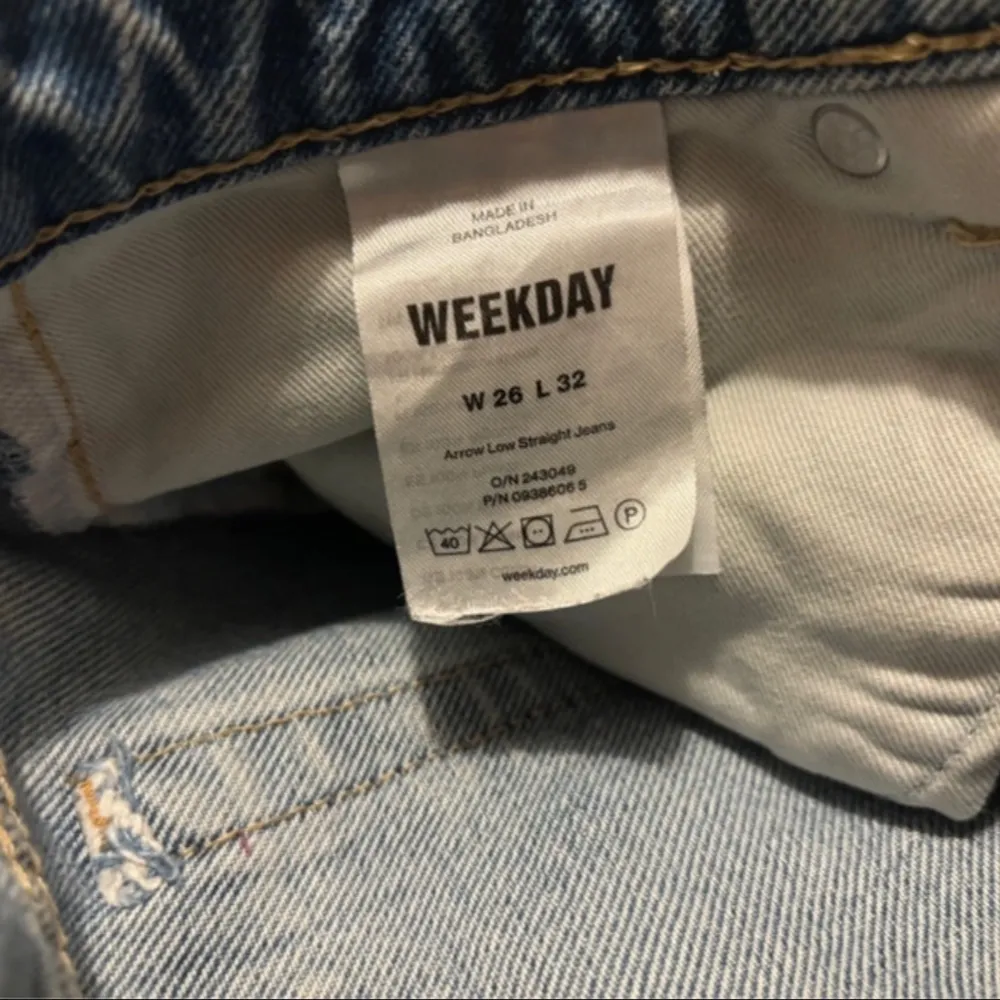 Ljusblå jeans från weekday i modellen arrow. 26/32 i storlekar passar mig som är 160💙. Jeans & Byxor.