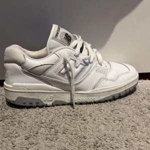 Vit/gråa new balance 550 i hyfsat bra skick! Skriv vid frågor eller funderingar, pris kan diskuteras vid smidig affär!