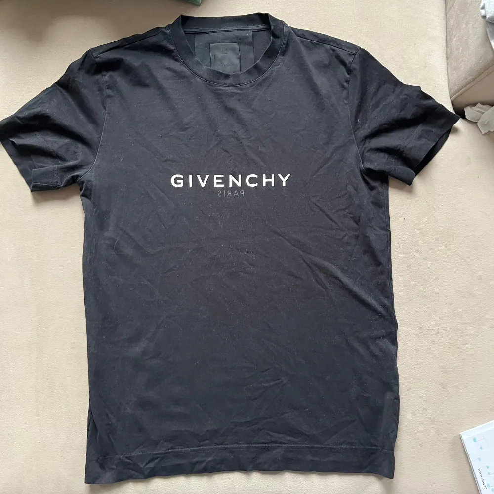 Snygg Givenchy t shirt i storlek M. Använd väldigt fåtal gånger. Är i perfekt skick. Fick den i födelsedagspresent så kvitto finns ej. Men vet att den är beställd från Farfetch.   Nypris: Ca 5000 kr. T-shirts.