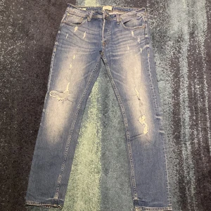 Jack & Jones jeans - Ett par jack & jones jeans med riktigt snygga slitningar. Skick 9/10 typ oanvända. Skriv vid minsta fundering!!