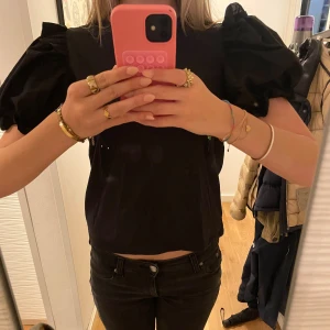 Svart T-shirt med puffärmar  - Säljer denna jättefina T-shirt med puffärmar från zara i storlek S. Bra skick. Skriv för fler bilder eller frågor. Pris kan diskuteras.🖤🖤
