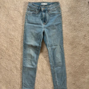 Skinny jeans - Blåa skinny jeans  Storlek 36/S Oanvända