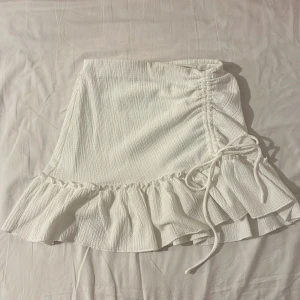 Kjol - Så fin kjol från ginatricot som endast är använd 1 gång. Den är i storlek xs. Hör av er om ni har några frågor🩷