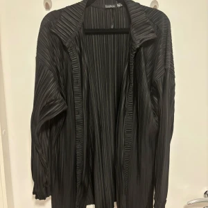 Svart ribbad Skjorta - Svart ribbad Skjorta