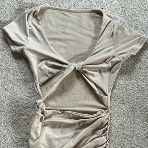 Klänning - Beige klänning Oanvänd