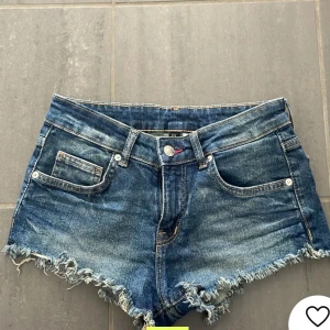 Lågmidjade shorts  - Det är den gamla ägarens bilder, köpt här på Plick. Säljer då dom var lite för små för mig. Storlek S/36.  