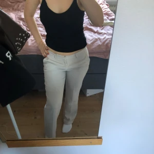 Beiga lågmidjade kostymbyxor  - Beiga lågmidjade kostymbyxor med pressveck💗Midjemått-38cm, innerbenslängd- 72cm(uppsydda så går att sprätta upp ca +8cm) grenhöjd-22cm