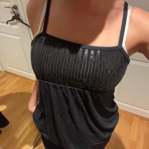 Topp/klänning - Jätte fint svart linne med glitter paljetter och resor längst ner. Man kan ha de som ett linne med resåren men den är väldigt stretchig så kan även användas som klänning!💗