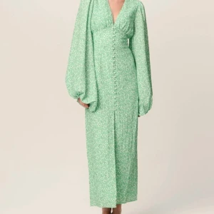 Adoore Positano dress  - Säljer min helt nya Positano klänning från Adoore i färgen ”light green”💚storlek 32/XXS (!!Slutsåld på hemsidan!!) Är KÄR i denna sommardröm, men säljer tyvärr då den är något liten i storleken för mig Ordinariepris: 1 695 kr 