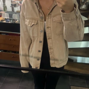 Jeans jacka  - Super fin lite oversized jeans jacka i beige färg, använd fåtal gånger! Den är ifrån vila och köpte den för 500kr! 