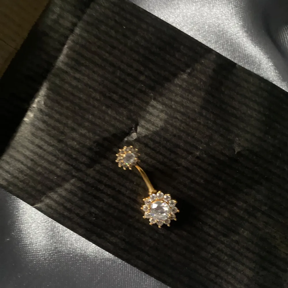 Navelpiercing i rostfritt stål, guld, 150kr. Accessoarer.