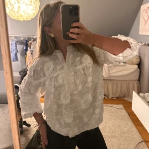 Blus med blommor & knäppning - Nyskick, endast använd en gång!💕