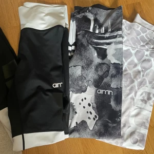 3x AIMN TRÄNINGSTIGHTS - 3 st träningstights från AIMN i gott skick! Svarta tightsen är storlek S och ljusa är i XS. Köp alla för 250kr eller 1 par för 100kr styck