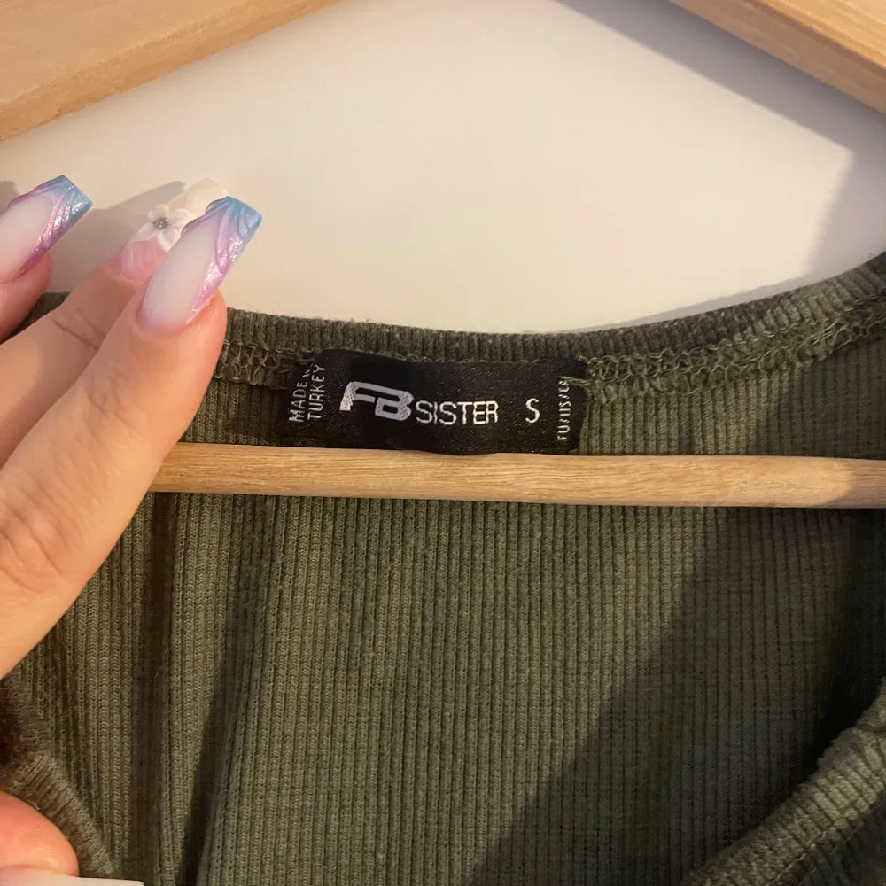Säljer den här både om shoulder och off shoulder, camo topp från newyorker då den inte kommer till användning ☺️. Yläosat.