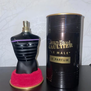 Jean Paul Gaultier Le male Le parfum - INTRESSEKOLL | Tänkt sälja min 200ml (omkring 190ml kvar, där lila bandet sitter) flaska JPG le male le parfum. Har tappat bort den guldiga grejen som sitter runt halsen på flaskan. Nypris för 75ml är ~800kr, skriv vid intresse! Pris ej hugget i sten