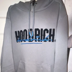 Hoodrich hoodie  - Snygg hoodie med bra skick, kan bäras av både tjejer o killar
