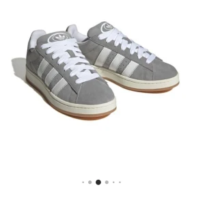 Adidas campus 00s - Jätte fina gråa campus 00s i storlek 35,5. Säljer för jag aldrig använder dom. Dom är använda några gånger, skriv för fler bilder ❤️nypris ca 1350kr, pris kan diskuteras