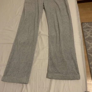Juicy couture  - Ett par juice couture mjukisbyxor jätte bra skick använt 1-2 ggr nästan helt nya köpt för 1200 säljs för 700 pris kan diskuteras tveka inte om att skriva till mig om dessa mjukis🩷
