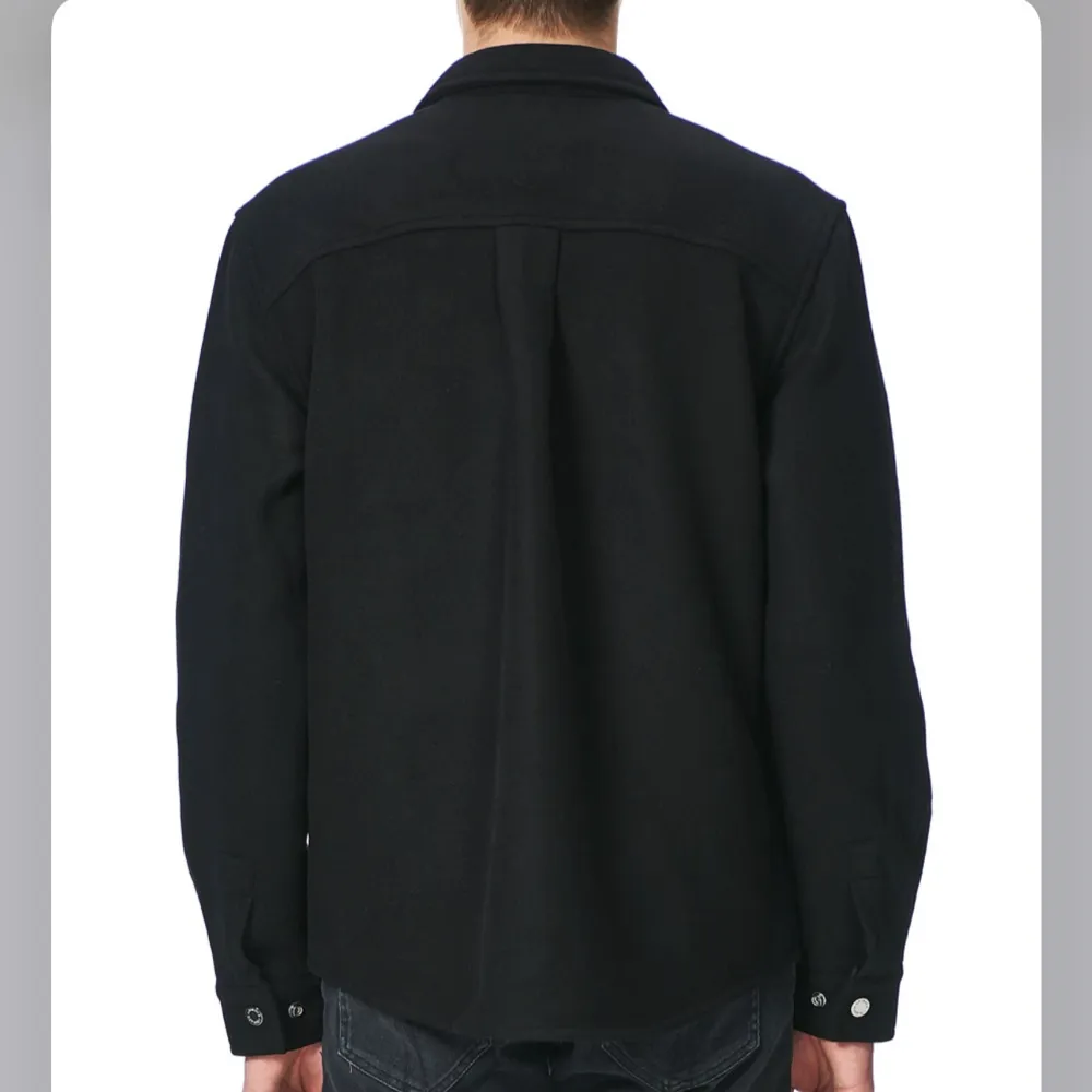 Använt denna mysiga höst overshirt/jacka 2 ggr, lika fräsch som när jag köpte den. Originalpris 2099:- säljer den för 1000:-. Jackor.