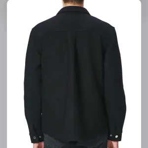 Använt denna mysiga höst overshirt/jacka 2 ggr, lika fräsch som när jag köpte den. Originalpris 2099:- säljer den för 1000:-