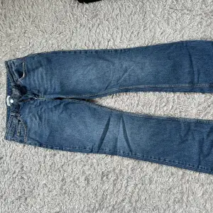 Jättesnygga midwaist jeans från Gina, har dock blivit lite uppslitna där bak på ena sidan