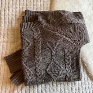 Stickad tröja - Fint mönstrad stickad tröja som är perfekt till hösten❣️❣️