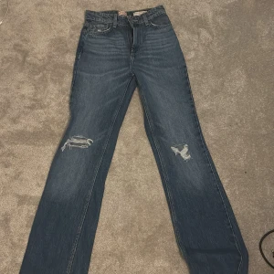 Jeans - Använda fåtal gånger, nästan som nya. Jeans med hål på knäna från guess. High waist. Ny pris 500kr