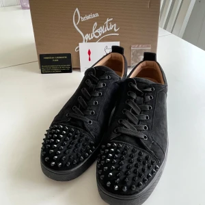 Christian Louboutin  - Ett par riktigt feta loubs, nypris ca 9400kr mitt pris 2699kr. Självklart äkta! Allt og tillkommer. Några små defekter men inget märkvärdigt. Skick 9/10. Hör gärna av er vid frågor eller funderingar! Priset går att diskuteras vid snabb affär!
