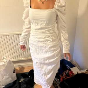 vit klänning - Aldrig använt, Den passar både till en middag med kompisar eller bara en vanlig utekväll, Modellen är 165 och den passformen sitter bra. Den är köpt för 400kr
