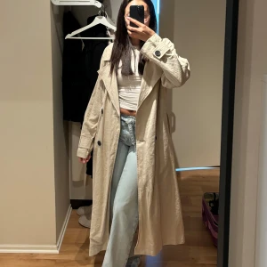 Trenchcoat  - Kappa/trenchcoat från Zara knappt använd i linnetyg. Köpt för 499kr